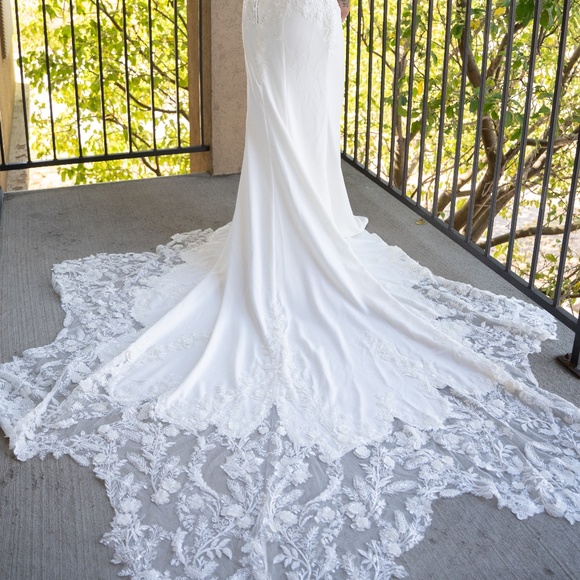 Wedding gown - Picture 5 of 6